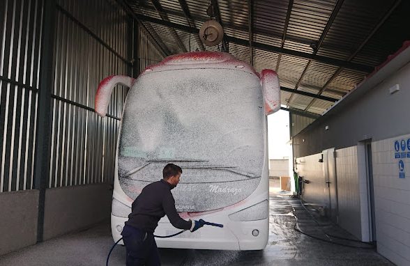 Cómo el vapor y los productos específicos mejoran la limpieza industrial